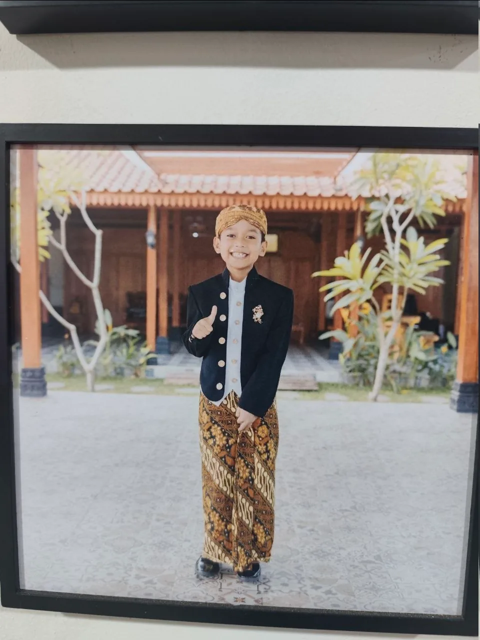 Foto Wisuda di Rumah Joglo Alfarobi