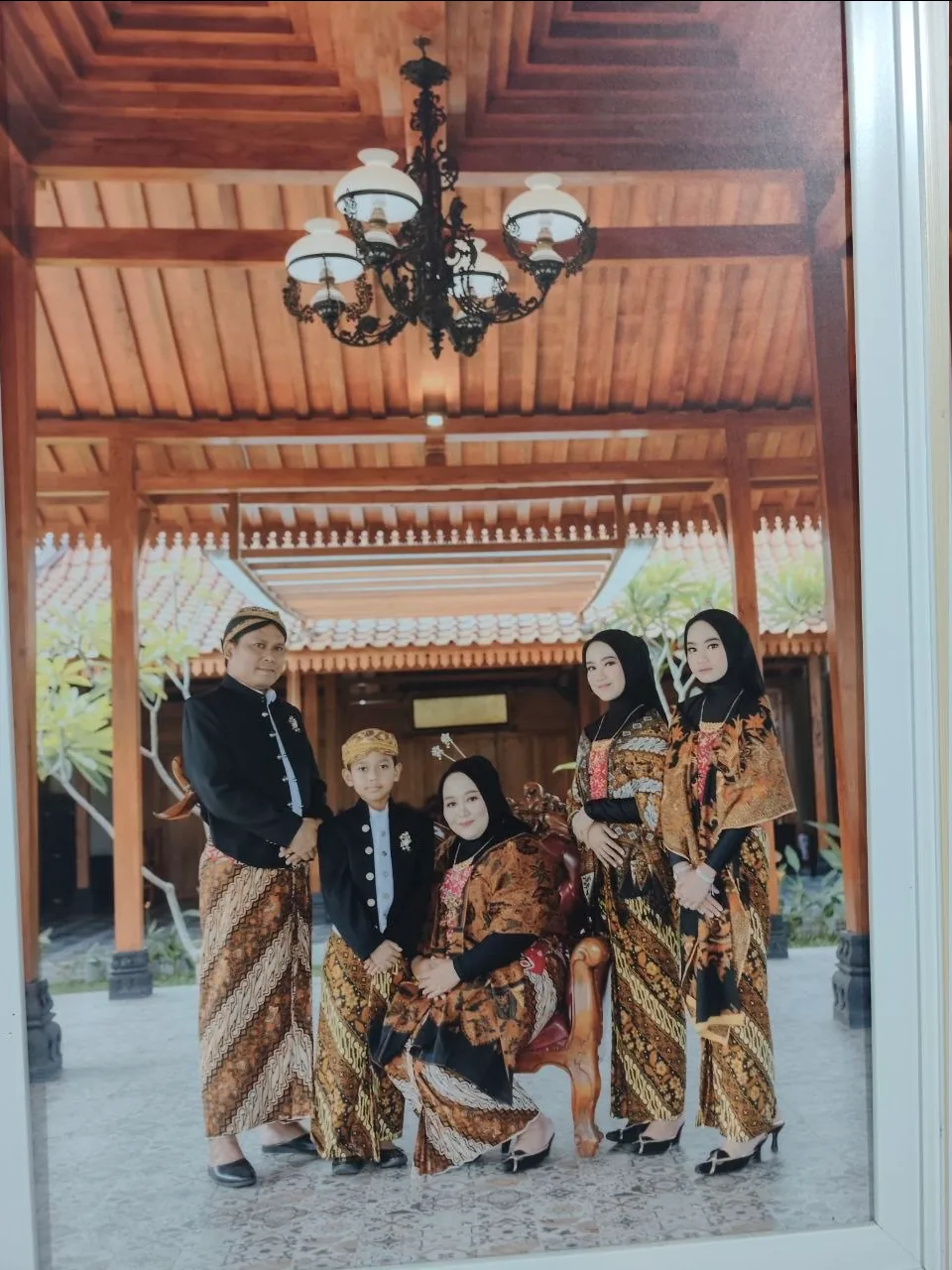 Foto Keluarga di Rumah Joglo Alfarobi
