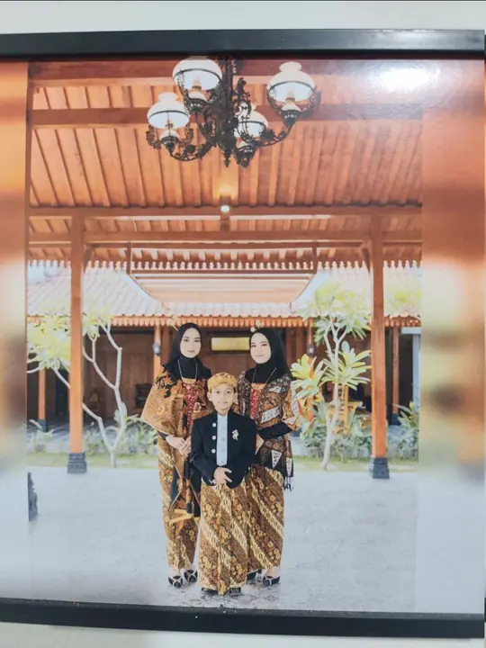 Inspirasi foto keluarga bernuansa tradisional Jawa.